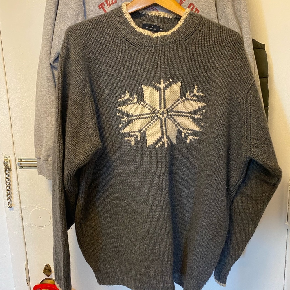 Charcoal Snowflake Crewneck Cashmere Sweater. Size XL.